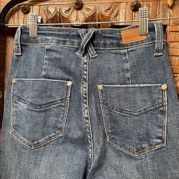 Judy Blue Cropped Wide Leg Jean High Waist
Raw Hem Denim Size 0/24 - Picture 6 of 9